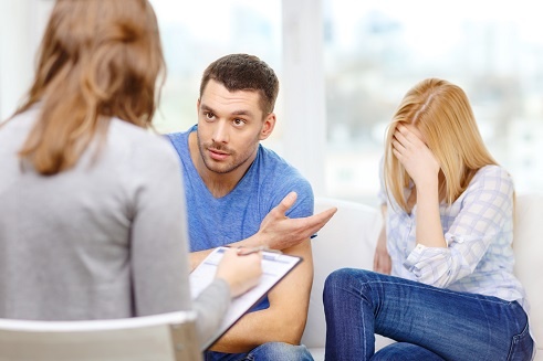 upset_couple_on_therapy